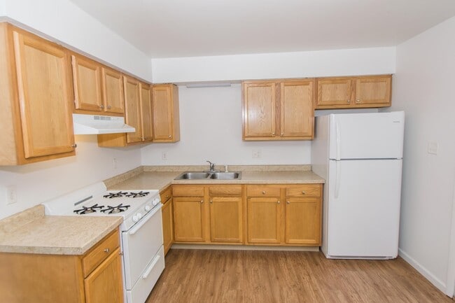Building Photo - Spacious 2 bedroom / 1 bathroom Duplex for...