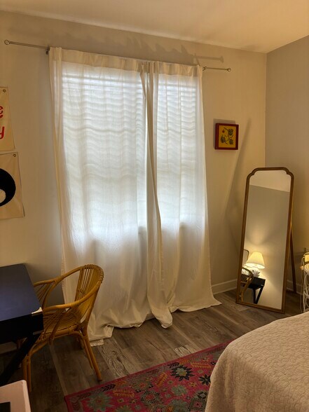 Building Photo - 323 Monlandil Dr