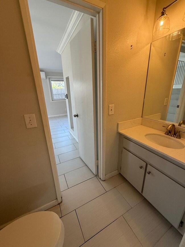 Building Photo - Modern 3 Bedroom, 2.5 Bath Two-Story Townh...