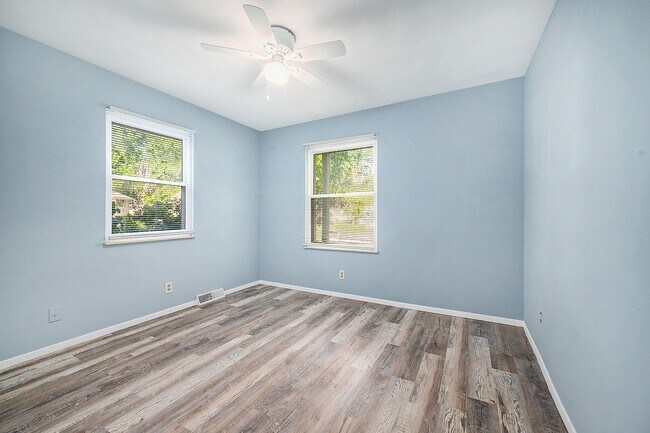 Building Photo - ****AVAILABLE NOW**** Huge Independence Du...