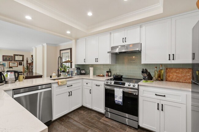 Building Photo - Stunning Spacious 2 Bed 2.5 Bath Condo in ...