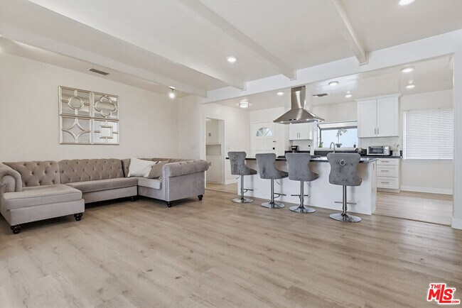 Building Photo - 9209 Paramount Blvd