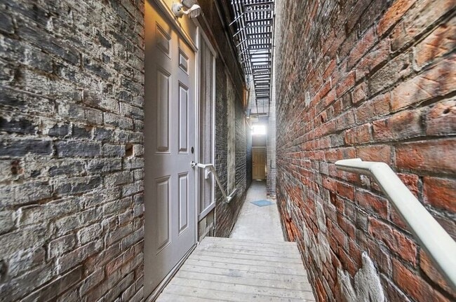 Building Photo - 107 W Elder St