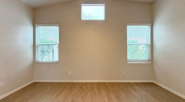 Building Photo - Single Story Summerlin Home with 3 Bedrooms! No Carpets. New Laminate Flooring. Cute backyard.