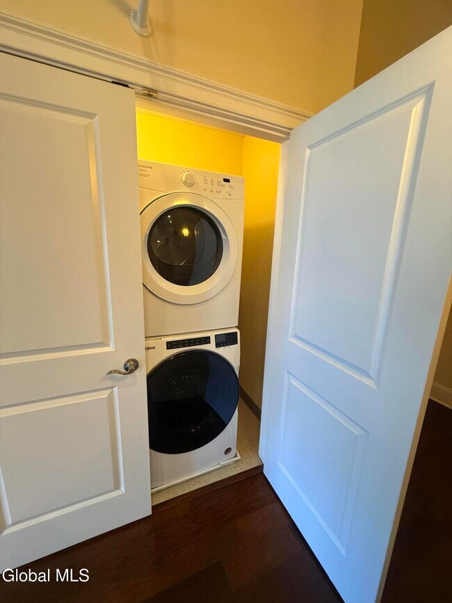 Building Photo - 275 River St