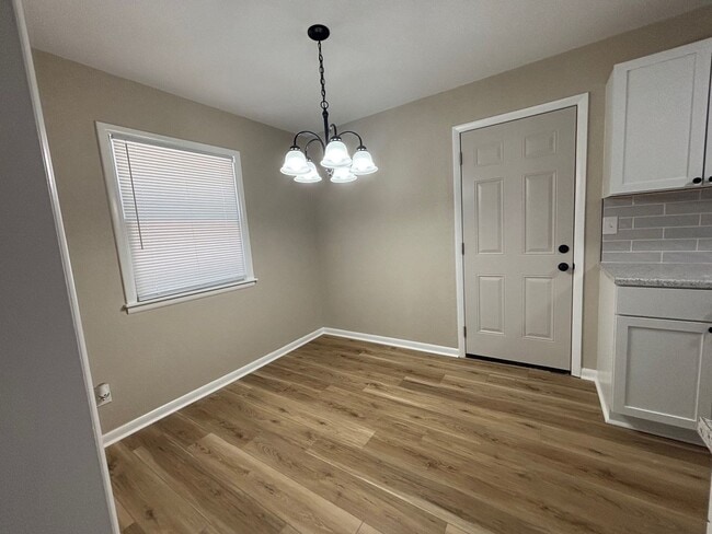 Building Photo - Stylishly Updated 3 Bedroom Home with Fresh Modern Finishes.