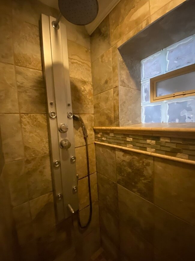 Building Photo - 2825 N Hamlin Ave