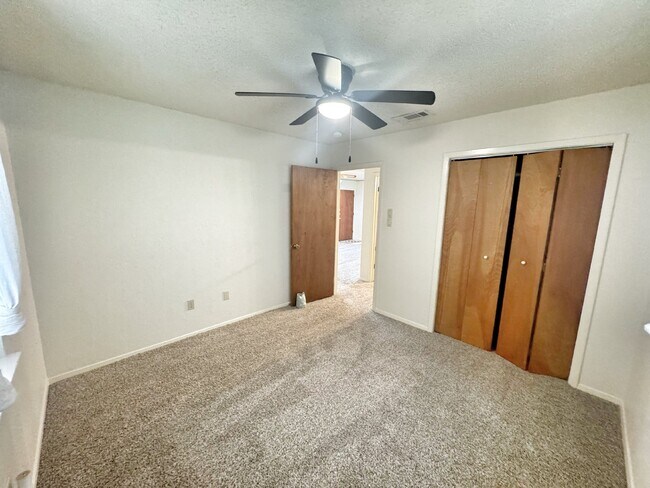 Building Photo - "Charming 2-Bedroom, 1-Bath in Horseshoe F...