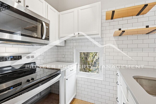 Building Photo - Spacious Condo with Storage Area and Parking!