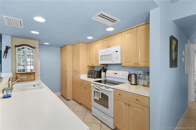 Building Photo - 324 Golfview Cir