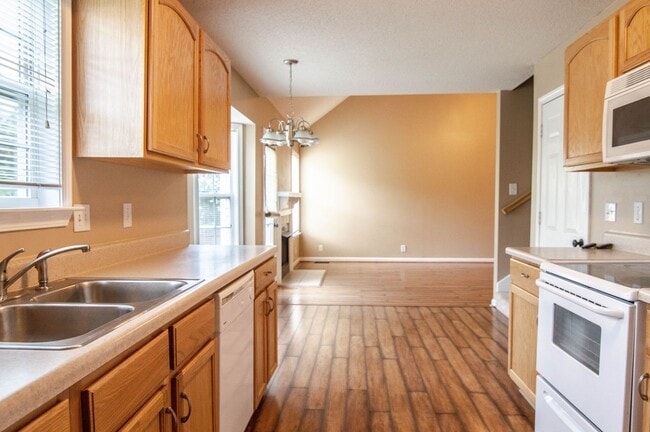 Building Photo - Pet Friendly Ranch with Bonus!
