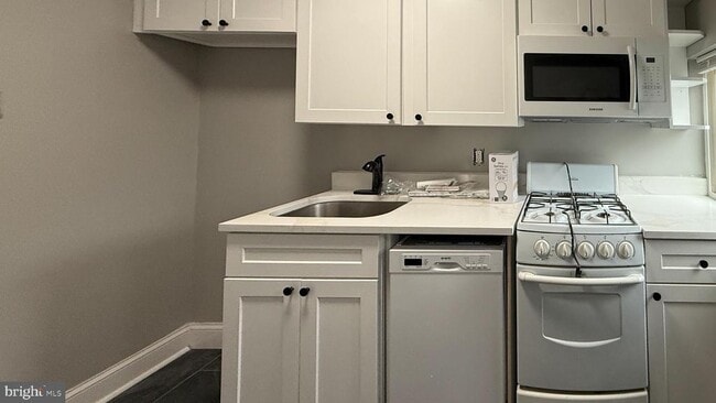 Building Photo - 7827 Montgomery Ave