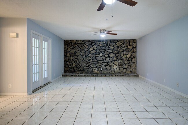 Building Photo - Very nice 4 bed 3 and a half bath home close to Boone Lake