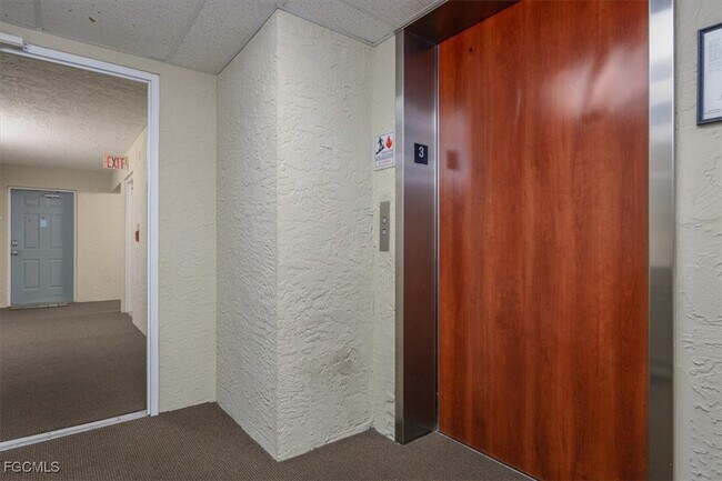 Building Photo - 2885 Palm Beach Blvd