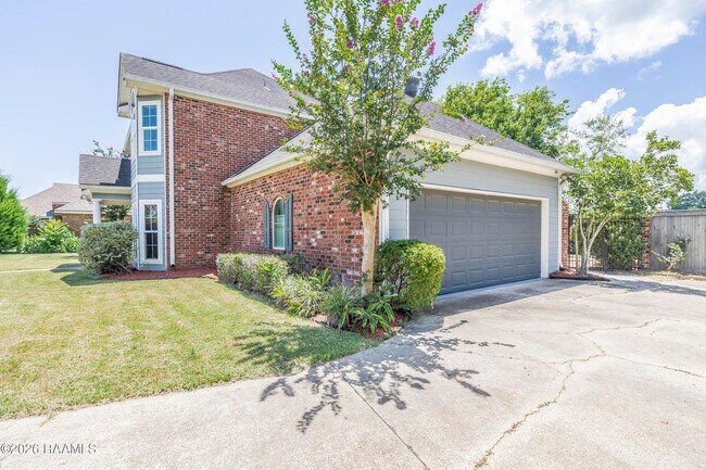 Building Photo - 300 Oak Hollow Dr