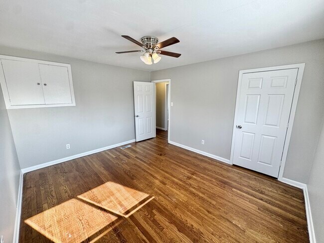 Building Photo - 784 Western Park Dr
