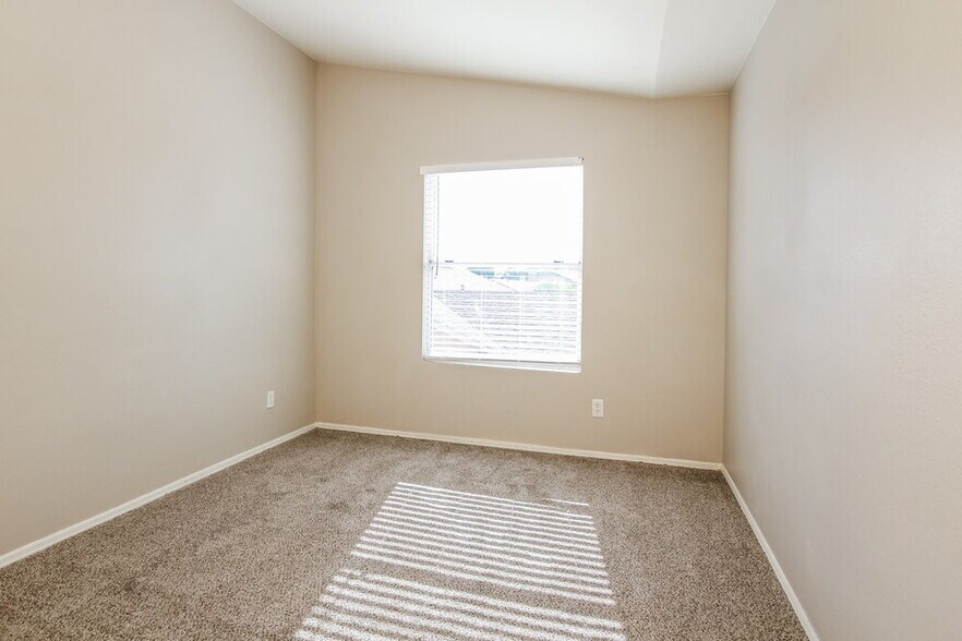 Building Photo - 8642 W Alvarado Rd