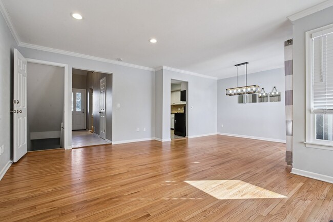 Building Photo - 13 Eton Ct