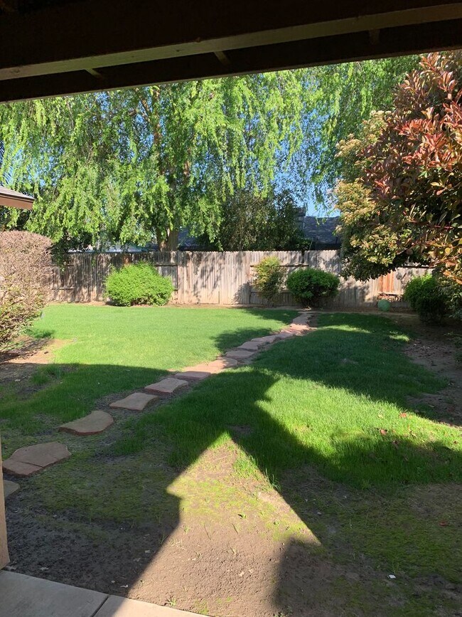 Building Photo - Campus Park Home