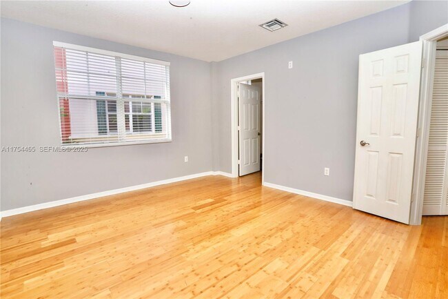 Building Photo - 1033 NE 17th Way