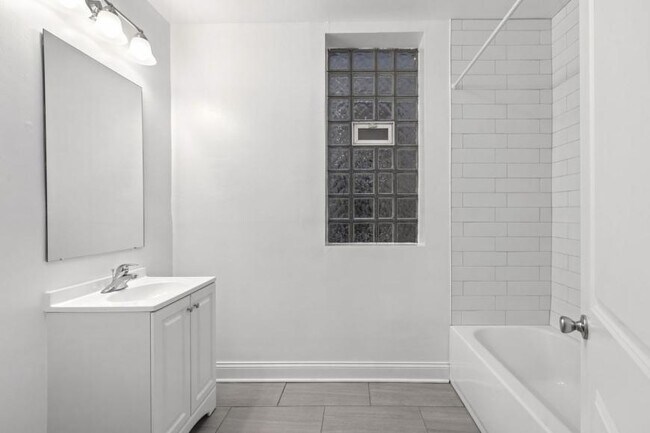 Building Photo - 3 bedroom in Chicago IL 60618