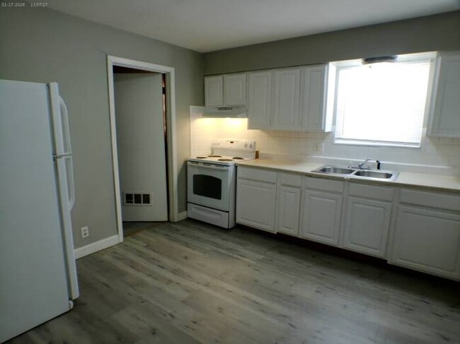 Building Photo - Cozy 2 bedroom and 1 bath apartment off 48th St to Gateway Ave off I-69 in Riverside, MO