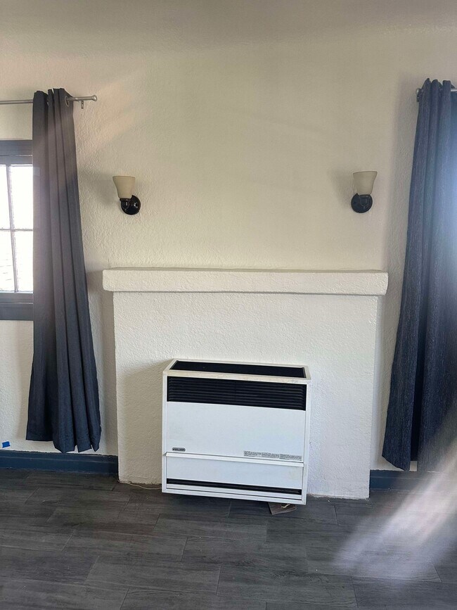 Building Photo - 1220 E 43rd St