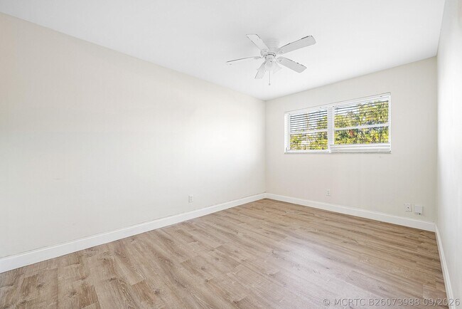 Building Photo - 2455 NE 51st St