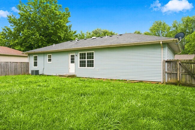 Building Photo - 511 E Dyann Dr