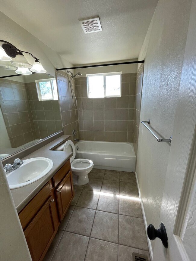 Building Photo - 4 Bedroom 3 Bathroom Home Available now!