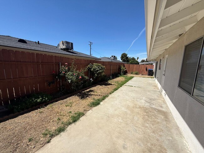 Building Photo - Duplex! 2 bedrooms 2 bathrooms