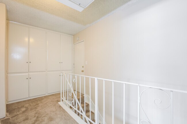 Building Photo - 220 E Live Oak St