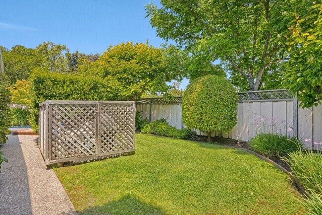 Building Photo - Spacious 4 bed, 2.5 Bath Home with Bonus Room and Pool in Palo Alto!