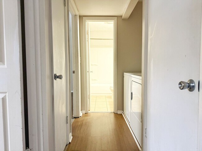 Building Photo - 700 Village Ln