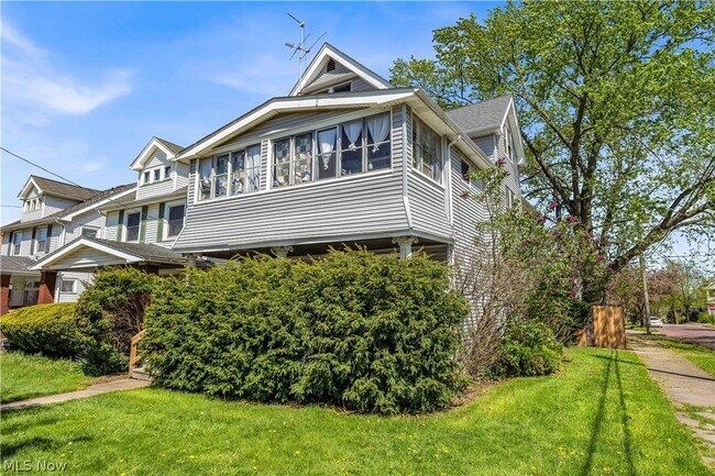 Building Photo - 8517 Rosewood Ave