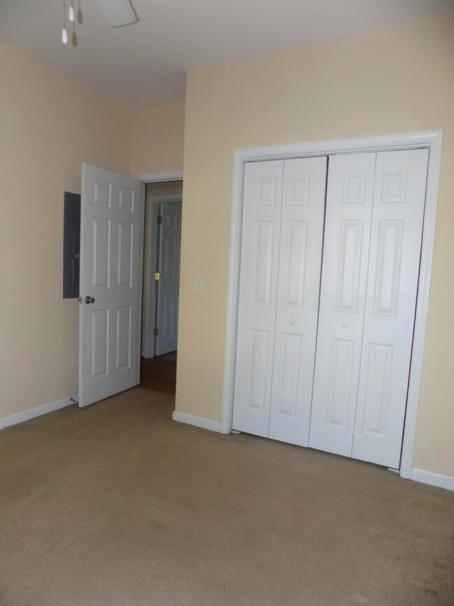 Building Photo - Earlewood-Offering Self Guided Tour with R...