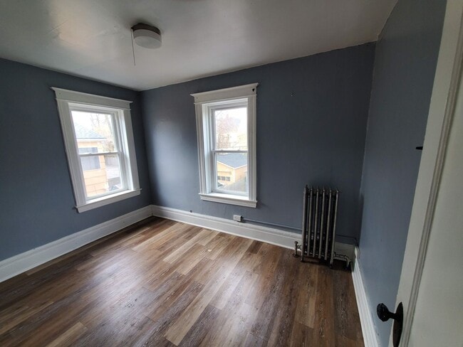 Building Photo - Large 4 Bedroom Single Family House Availa...