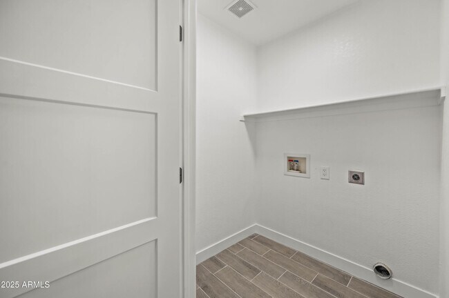 Building Photo - 10947 W Mohave St