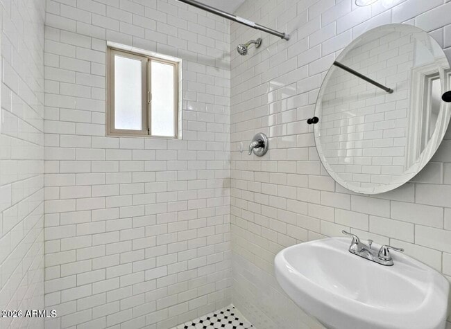 Building Photo - 1415 W 7th St