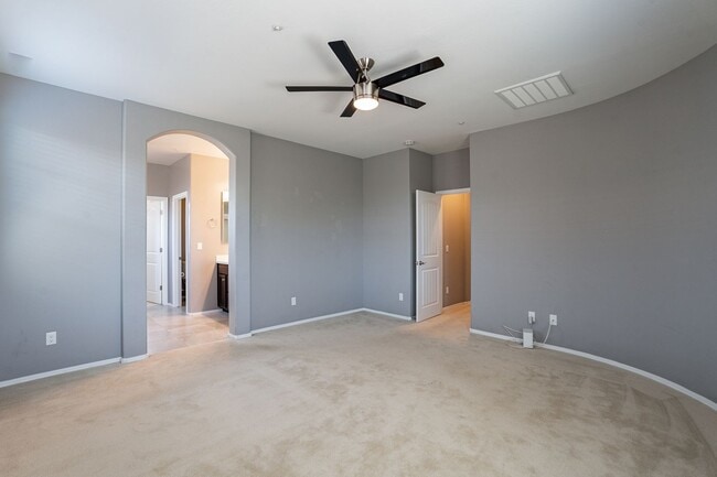 Building Photo - Move In Ready! Three Bedrooms - Beautiful ...