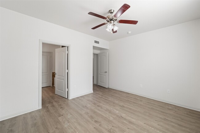 Building Photo - 11925 Jones Rd