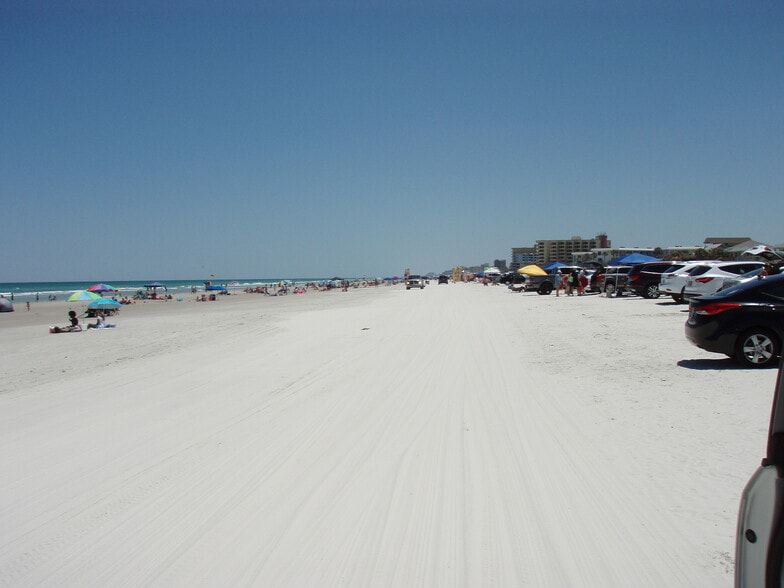 Just 300 Steps to Beach - 1105 S Atlantic Ave