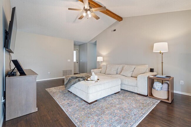 Building Photo - 9 Jordan Ln