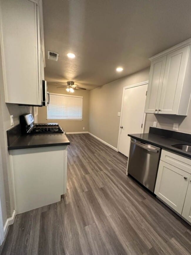 Building Photo - Desirable 3 bedroom 2 bath home