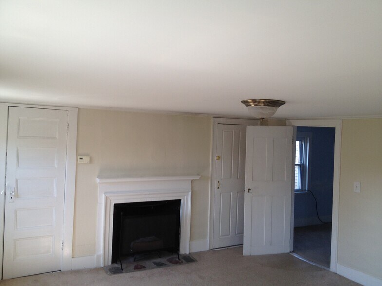 Bedroom with fireplace & 2 closets - 10 Mall St