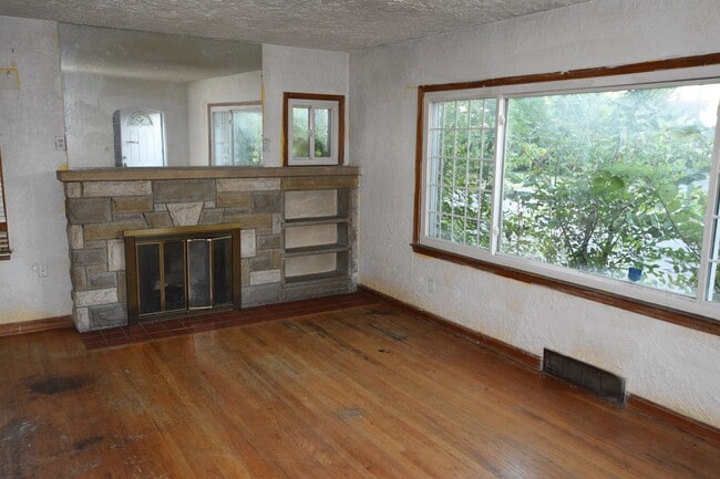 Building Photo - 2105 Lakeview Ave