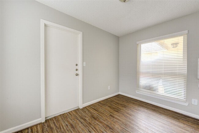 Building Photo - 1206 Park Ln