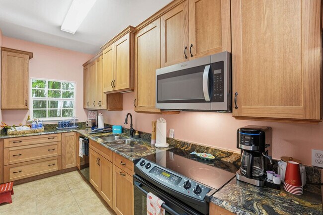 Building Photo - 3011 Pine Tree Dr