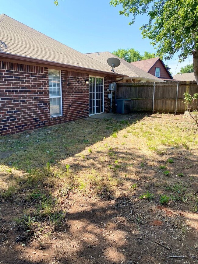 Building Photo - 631 Stoneridge Dr