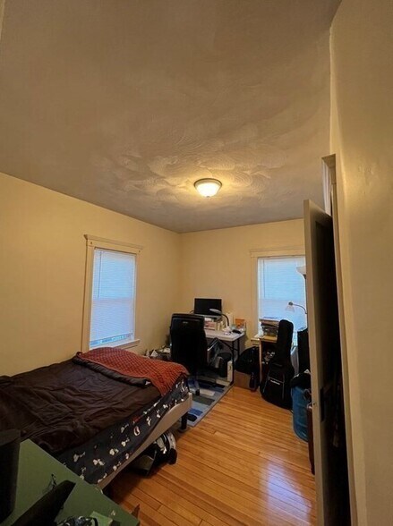 Building Photo - 10 Pinkham Rd